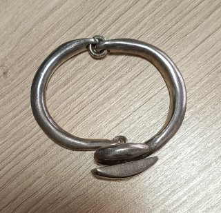 Brazalete Uno de 50 con piedra verde