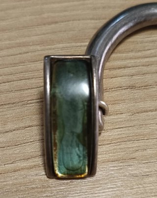 Brazalete Uno de 50 con piedra verde
