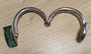 Brazalete Uno de 50 con piedra verde