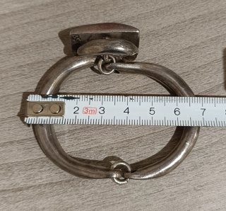 Brazalete Uno de 50 con piedra verde