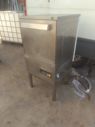 Lavavajillas industrial con soporte