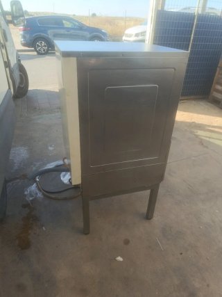 Lavavajillas industrial con soporte