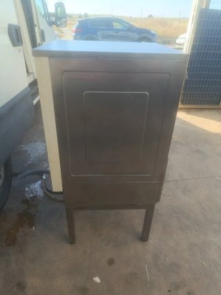 Lavavajillas industrial con soporte