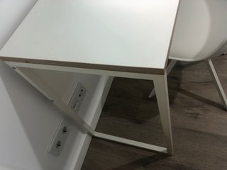Escritorio juvenil blanco y madera natural.