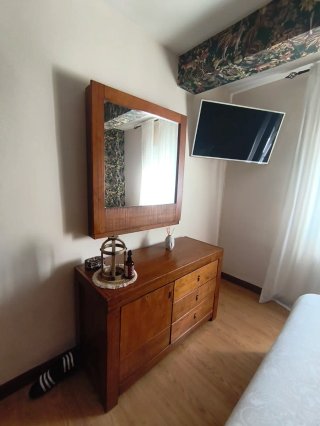 Dormitorio de madera maciza.