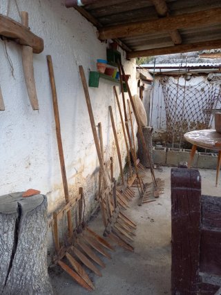Rastrillos antiguos de madera