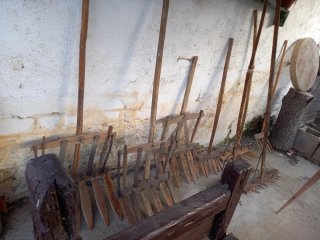 Rastrillos antiguos de madera