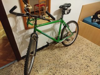 Bicicleta verde antigua funcional