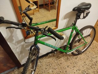 Bicicleta verde antigua funcional