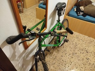 Bicicleta verde antigua funcional