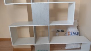 Estantería modular blanca y gris