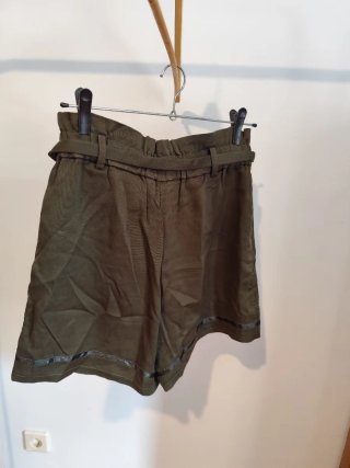 Shorts estilo lino verde