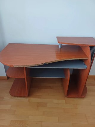 Mesa de madera con estantes