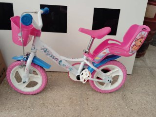 Bicicleta infantil rosa y blanca