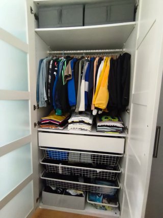 Armario blanco con puertas de cristal