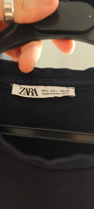 Camiseta Zara azul marino con rayas