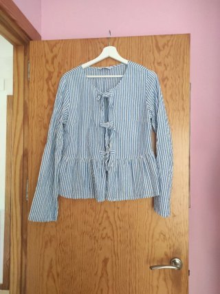 Blusa de rayas azul y blanco