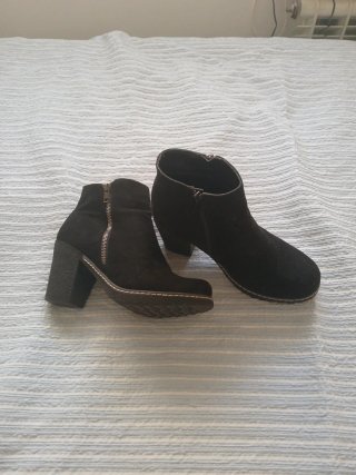 Botines de ante negros con cremallera
