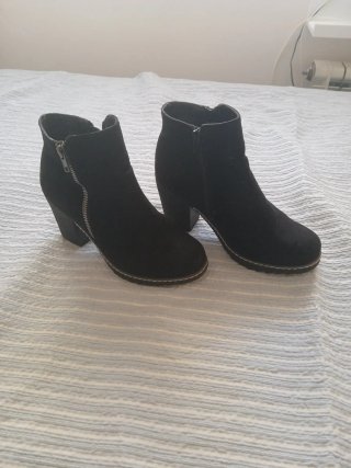 Botines de ante negros con cremallera