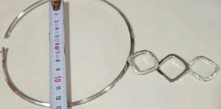 Collar rígido con colgantes cuadrados