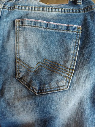 Pantalones cortos vaqueros desgastados hombre