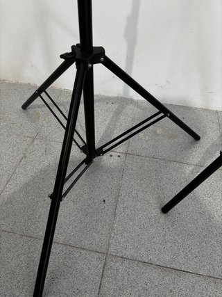 2 Trípodes negros