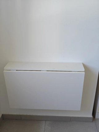 Mesa plegable de pared blanca