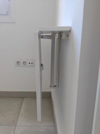 Mesa plegable de pared blanca