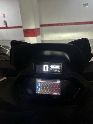 Yamaha XMAX 2024 Negra 7200 km poco uso