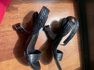 Zapatos de tacón negros con detalle plateado