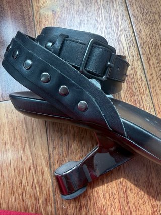 Zapatos de tacón negros con detalle plateado