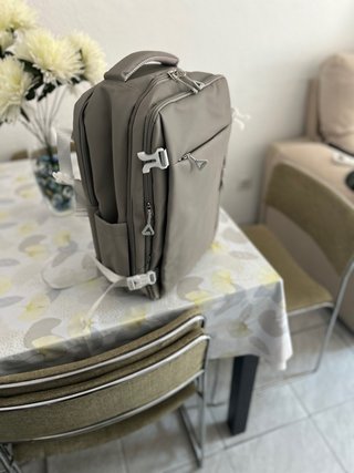 Mochila gris para portátil