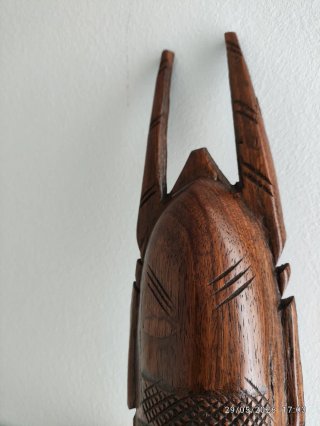 Máscara africana de pared de madera