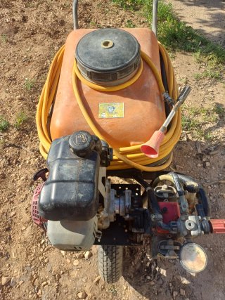 Carretilla pulverizadora con motor y depósito.