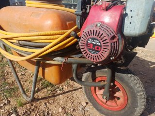 Carretilla pulverizadora con motor y depósito.