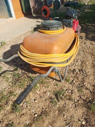 Carretilla pulverizadora con motor y depósito.
