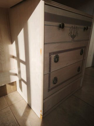 Escritorio de madera beige y blanco