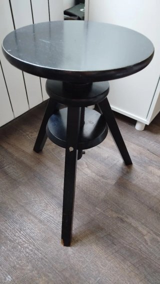 Taburete giratorio negro madera