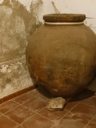 2 Tinajas de piedra antiguas