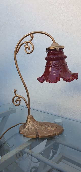Lámpara de mesa estilo modernista