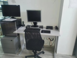 Mesa de oficina gris y blanca