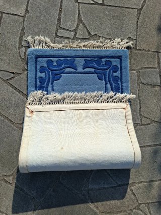 Alfombra clásica azul con relieve.