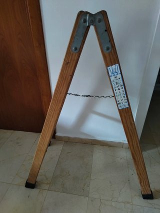 Escalera de madera plegable