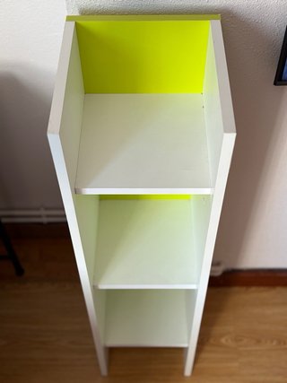 Estantería moderna blanca y verde