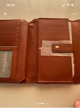 Cartera Parfois efecto vaquero con tachuelas dorad
