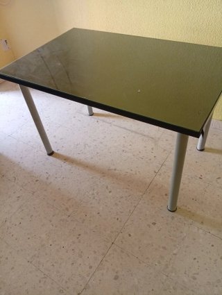 Se regala Mesa de cristal y metal