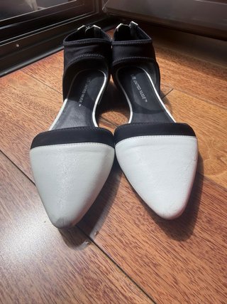 Sandalias planas punta blanca y negra