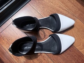 Sandalias planas punta blanca y negra