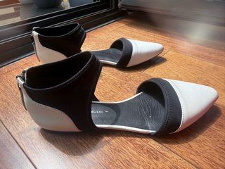 Sandalias planas punta blanca y negra