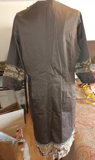 Vestido marrón con detalles étnicos